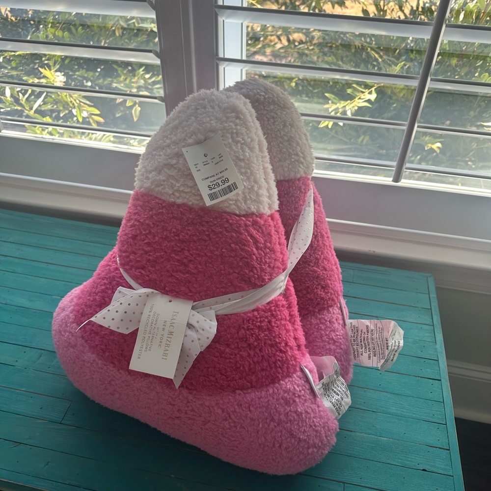 Pink candy corn pillows 🩷🤍